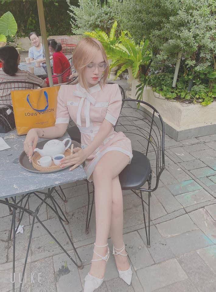 Để trả thù chồng, cô vợ lẳng lơ đã trở thành một con đĩ và cho phép anh ta quan hệ tình dục không giới hạn.